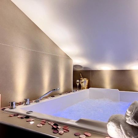 Cocon Blanc Calin Avec Jacuzzi Privatif - Loveroom Insolite แซงต์-เอเตียน ภายนอก รูปภาพ