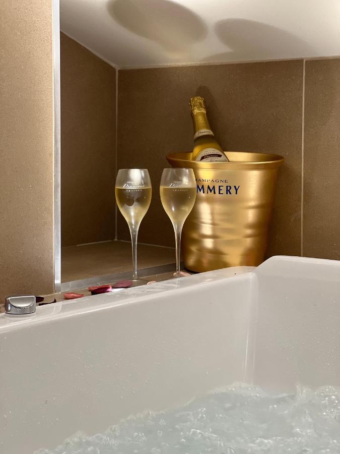 Cocon Blanc Calin Avec Jacuzzi Privatif - Loveroom Insolite แซงต์-เอเตียน ภายนอก รูปภาพ
