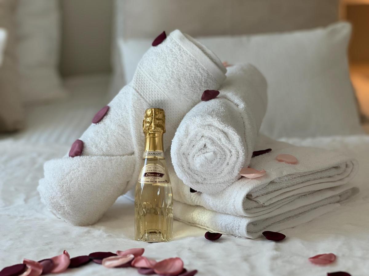 Cocon Blanc Calin Avec Jacuzzi Privatif - Loveroom Insolite แซงต์-เอเตียน ภายนอก รูปภาพ