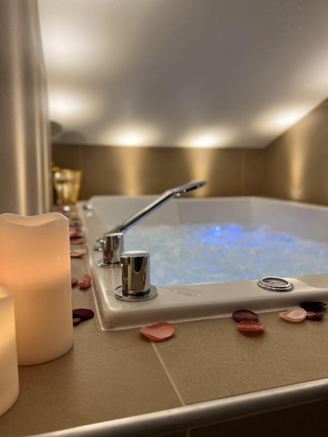 Cocon Blanc Calin Avec Jacuzzi Privatif - Loveroom Insolite แซงต์-เอเตียน ภายนอก รูปภาพ