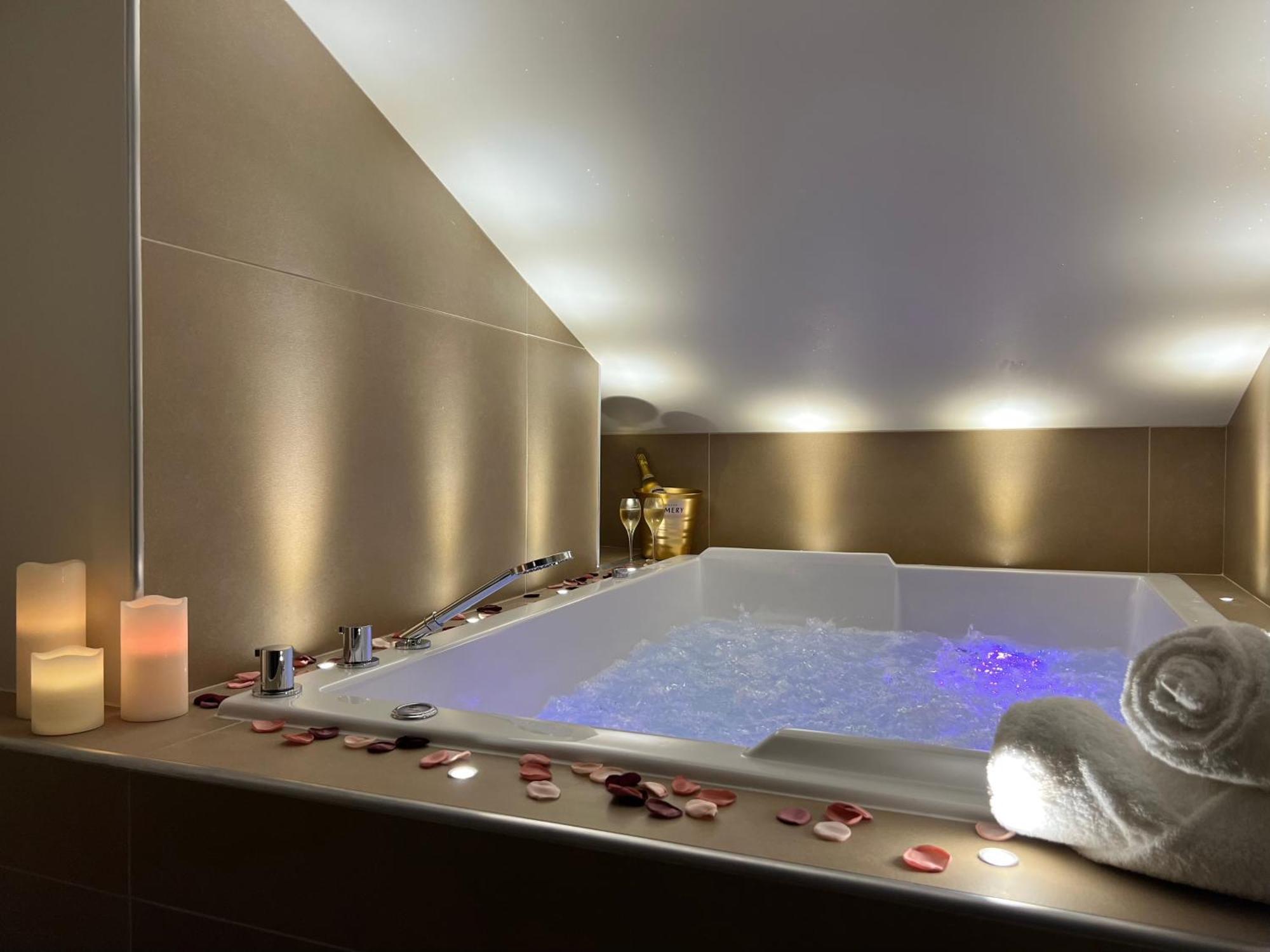 Cocon Blanc Calin Avec Jacuzzi Privatif - Loveroom Insolite แซงต์-เอเตียน ภายนอก รูปภาพ